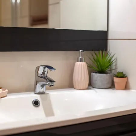 De La Tour Lägenhet *