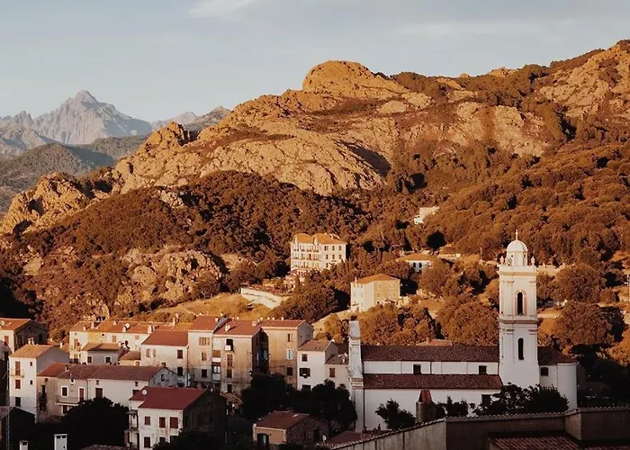 De La Tour Apartment