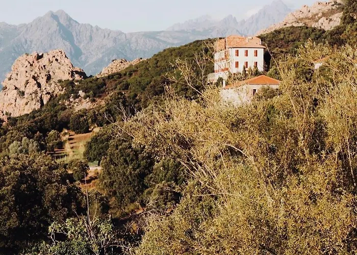 De La Tour Apartment